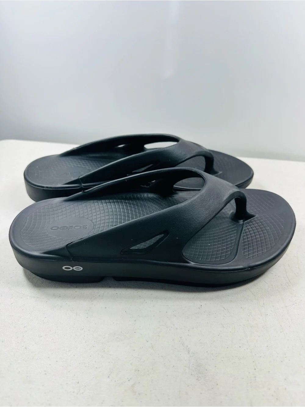 OOFOS OOriginal recovery sandals in black, size M10.W12